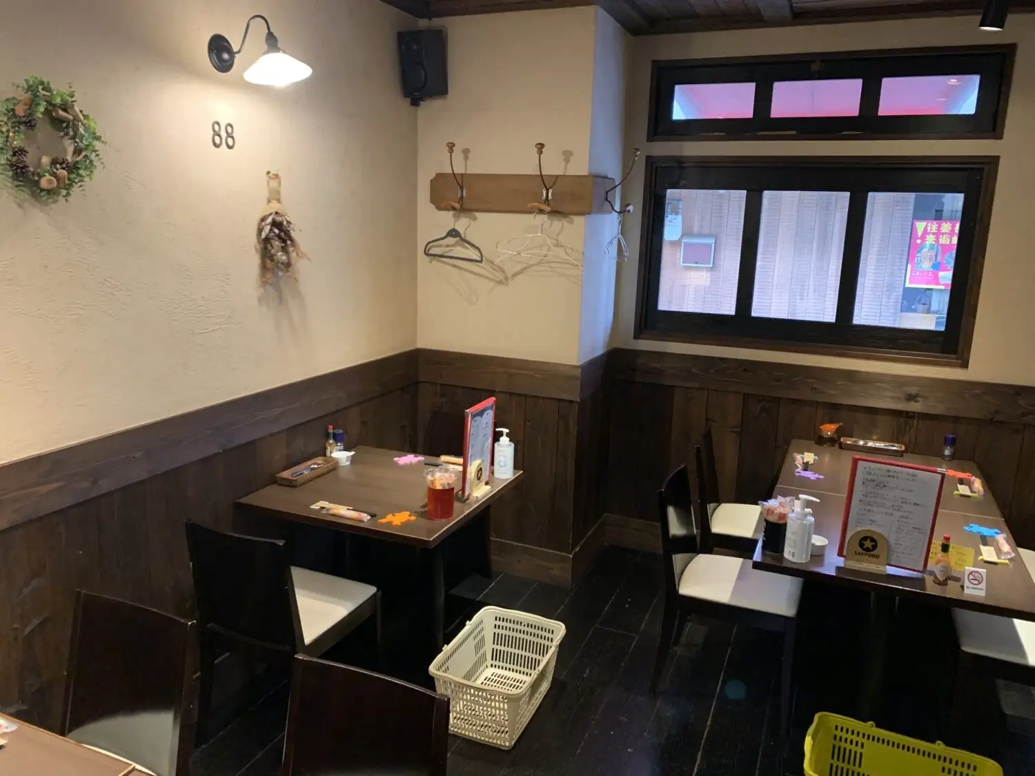 入口近くのテーブル席と窓