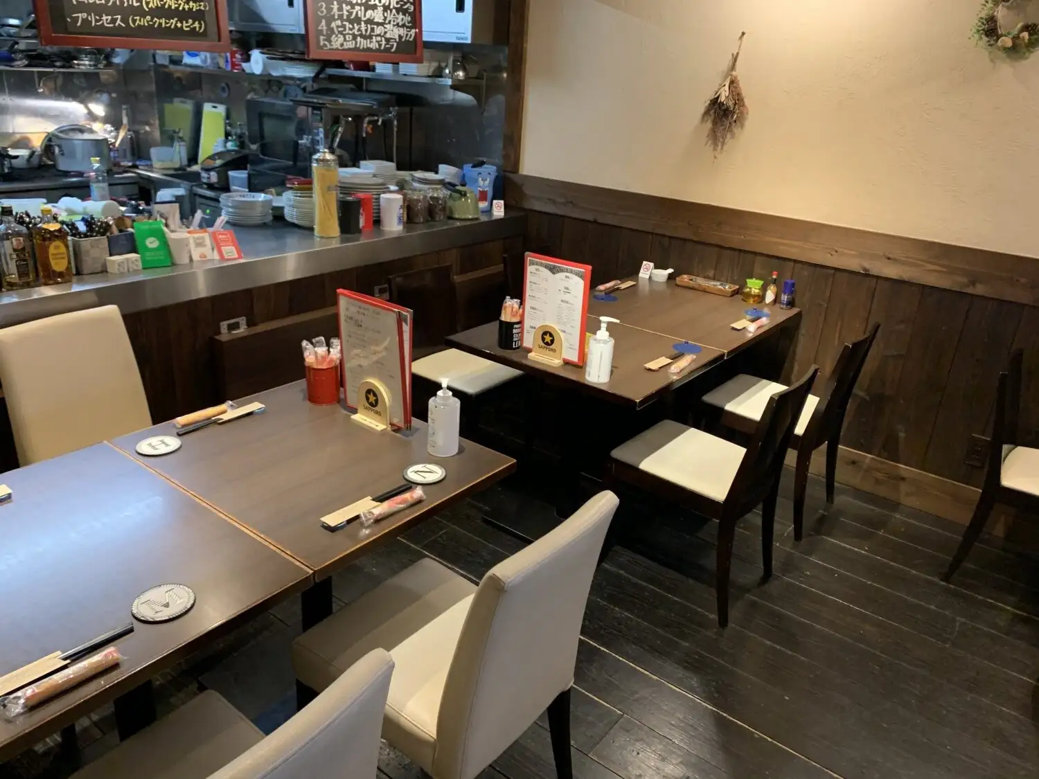 白い椅子のテーブル席が並ぶ店内